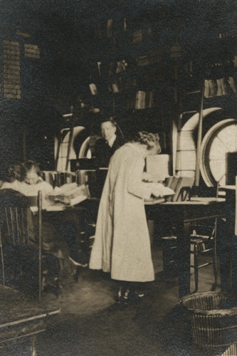 Women with Dirty Hands: Archival Apprentices in the State Archives